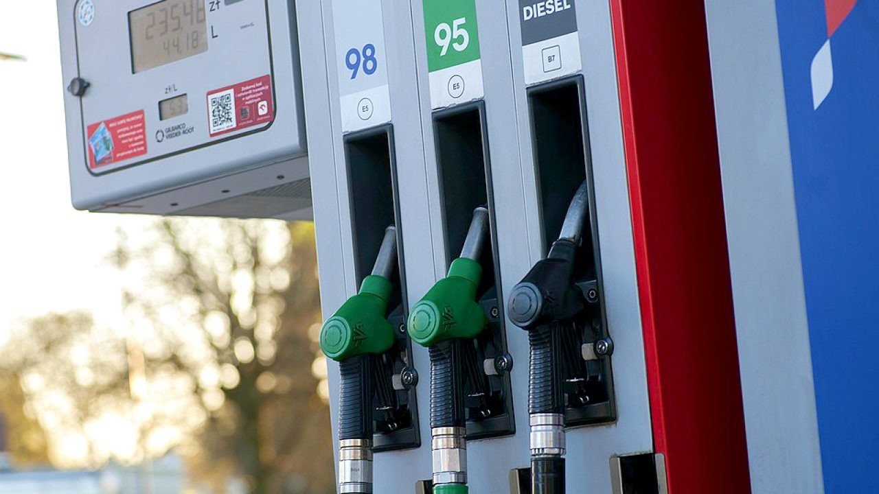 Prețurile carburanților din România ating niveluri record, generând nemulțumire în rândul transportatorilor și al consumatorilor, iar situația devine tot mai tensionată pe fondul unei creșteri accelerate a costurilor