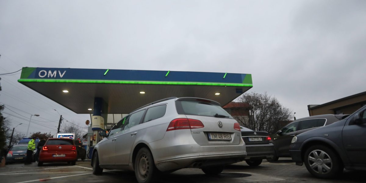 Ce se întâmplă cu prețul combustibililor la pompă după măsurile luate de Guvern