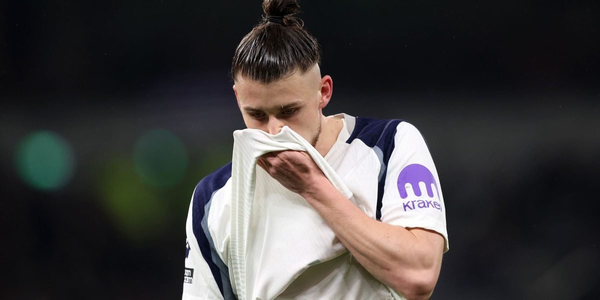 Regulamentul îi interzice lui Radu Drăgușin să joace în următorul meci al lui Tottenham