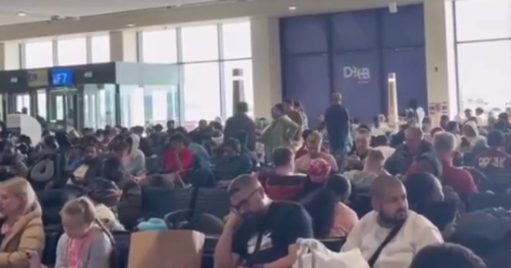 Români reveniți în țară din Orientul Mijlociu, nemulțumiți că și-au plătit singuri biletele. Diferența dintre zbor asistat și evacuare