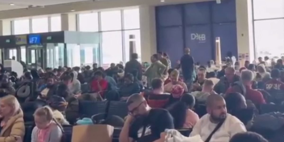 Români reveniți în țară din Orientul Mijlociu, nemulțumiți că și-au plătit singuri biletele. Diferența dintre zbor asistat și evacuare