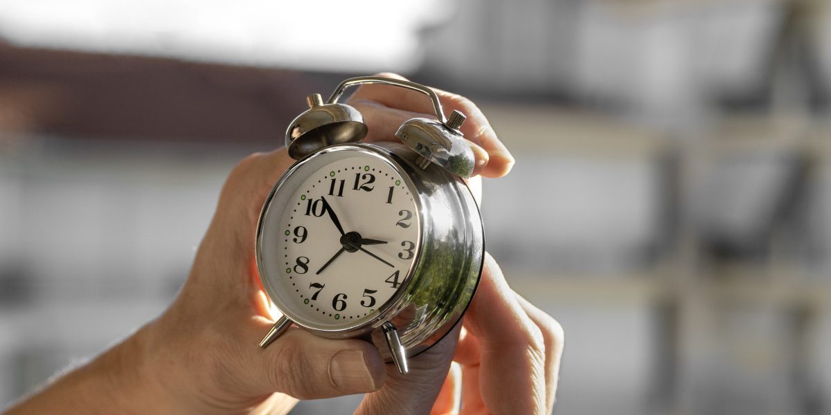 România trece la ora de vară 2026: Avertismentul medicilor privind efectele schimbării asupra somnului