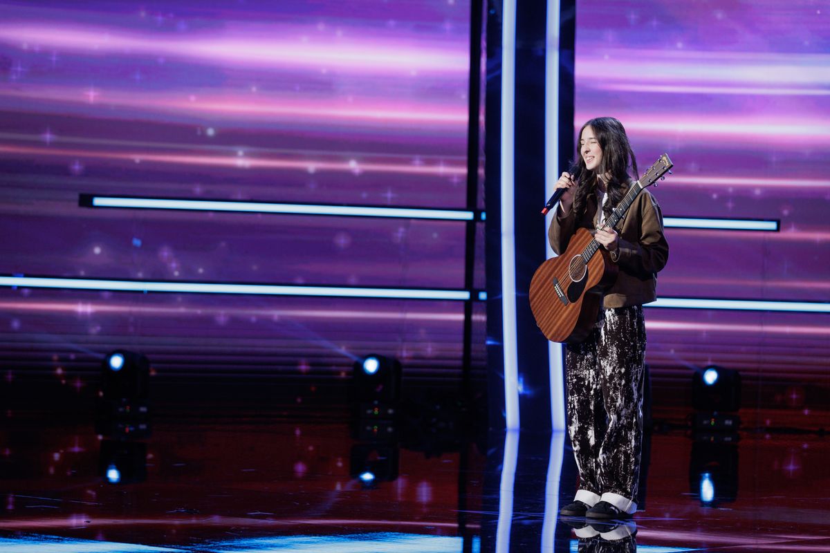 Românii au talent, 27 martie 2026. Sabina Bucea și-a învins timiditatea doar cu o chitară și cu vocea ei liniștitoare. Carmen Tănase s-a dus cu gândul direct la Joan Baez: „Se întâmplă chestii paranormale pe aici”