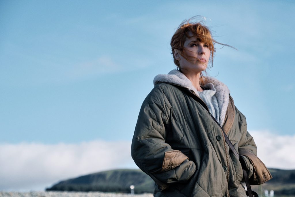 Serialul britanic „Under Salt Marsh” promite să devină una dintre cele mai captivante producții ale primăverii, combinând misterul, tensiunea psihologică și o profundă analiză a comunității