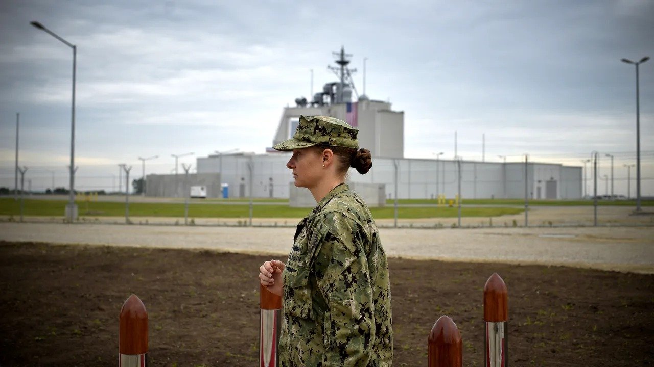 Deveselu, cadrul european al apărării antirachetă Pe măsură ce tensiunile geopolitice devin tot mai pregnante, sistemul de apărare antirachetă de la Deveselu rămâne un punct focal pentru NATO și aliații săi