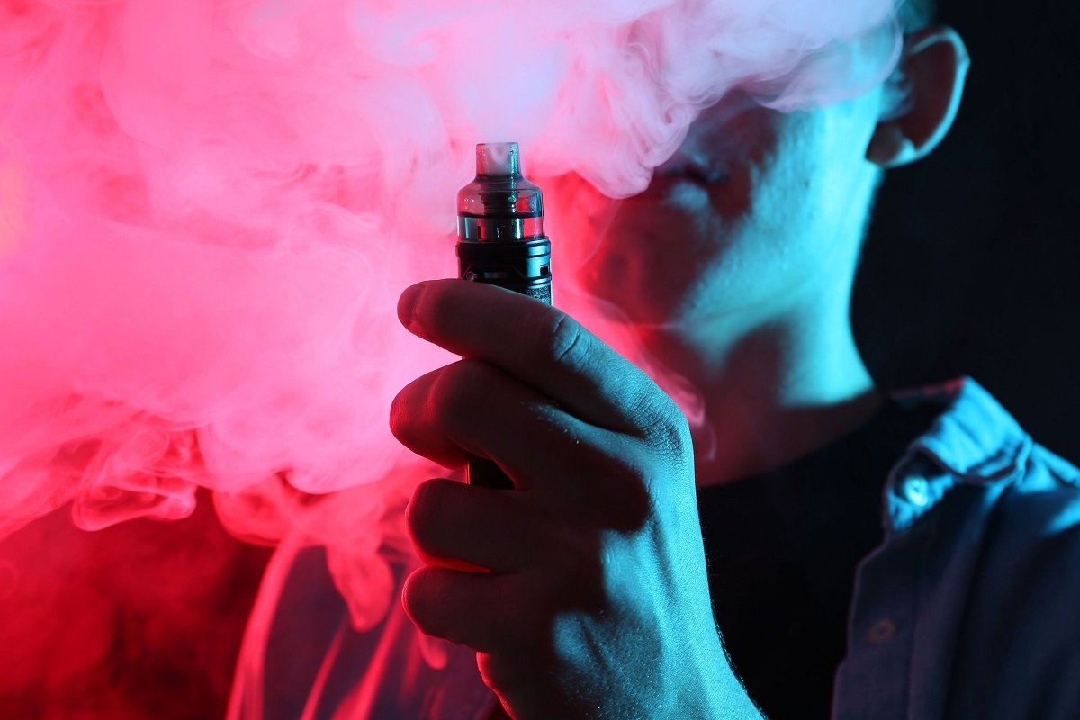 Autoritățile române plănuiesc să extindă restricțiile privind utilizarea tigarilor electronice și dispozitivelor alternative de consum de nicotină, într-o mișcare menită să reducă expunerea publicului la vapori și aerosoli în spațiile închise