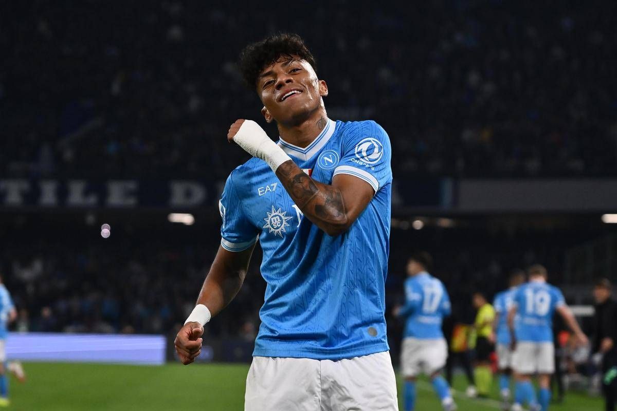 Napoli păstrează avântul în campionat, învingând Cagliari în deplasare, în timp ce lupta se intensifică pentru pozițiile fruntașe în Serie A Primul ocol al etapei a 30-a din Serie A a adus spectacol pe terenul din Cagliari, unde Napoli a reușit o victorie importantă, învingând gazdele cu scorul de 2-1