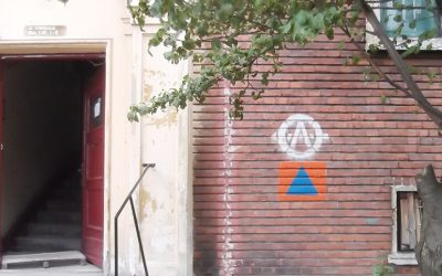 Simbolul-de-pe-blocurile-din-Romania-la-care-sa-fii-atent-in-cazul-unui-mare-pericol.-Iti-poate-salv.jpeg - StiriAlese