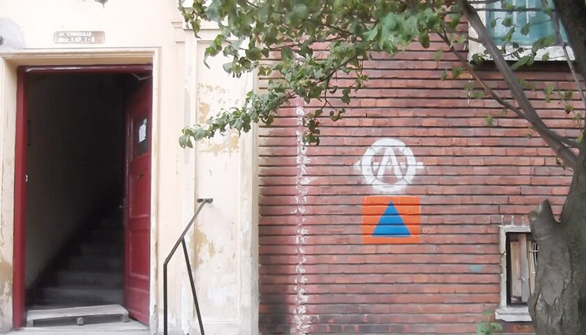 Simbolul-de-pe-blocurile-din-Romania-la-care-sa-fii-atent-in-cazul-unui-mare-pericol.-Iti-poate-salv.jpeg - StiriAlese