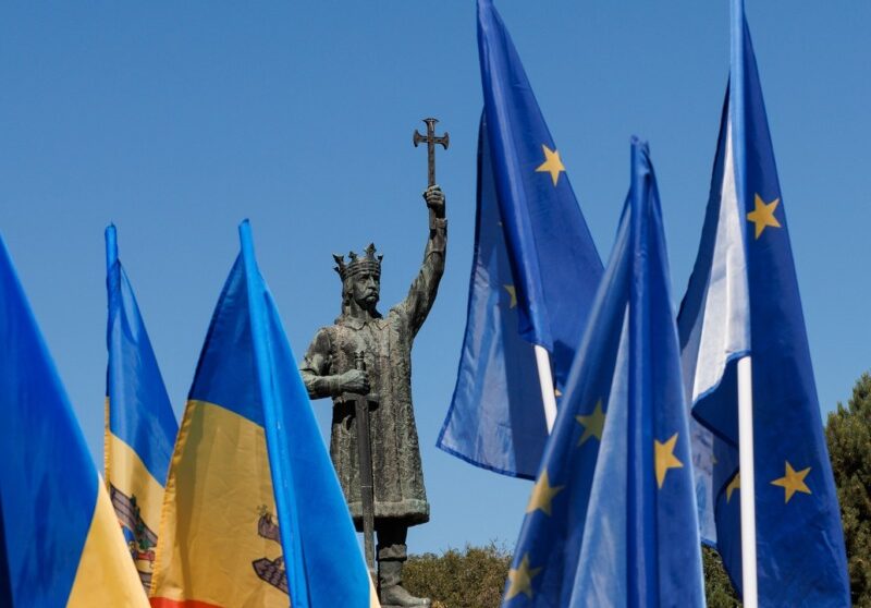 Steag-republica-Moldova-ue-stefan-cel-mare-chisinau-e1759129592406.jpg - StiriAlese