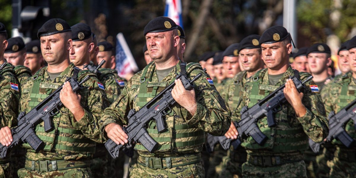 Țara  din UE în care sute de tineri vin la recrutare după reintroducerea serviciului militar obligatoriu. Cât câștigă lunar un recrut