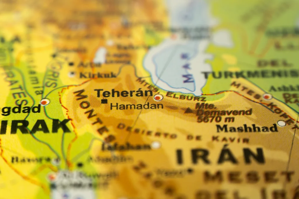 Iranul reafirmă angajamentul de a-și apăra interesele, avertizând asupra unor noi atacuri asupra bazelor militare considerate ostile Într-un semnal clar de fermitate, oficialii iranieni au anunțat că țara lor va continua să dorească să lovească ținte considerate ostile, după recentele atacuri din partea Israelului și a Statelor Unite, care au vizat poziții militare iraniene sau proxi ai Teheranului în mai multe regiuni ale lumii