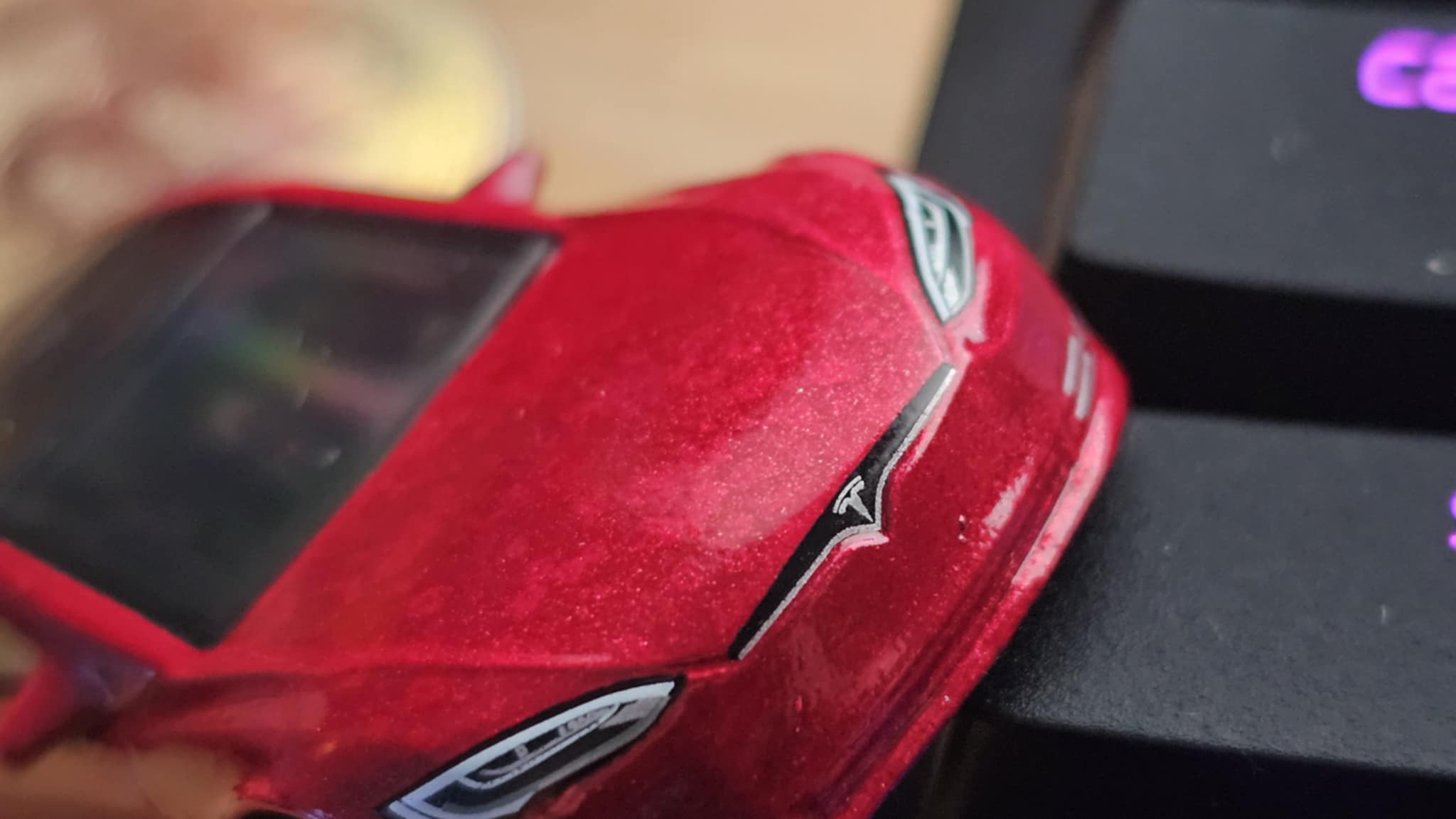 Tesla în centrul unei lupte mai dure decât oricând: incidentul viral din China și repercusiunile politice Un incident minor, în care o Tesla s-a oprit pe autostradă în China, devine rapid o problemă de dimensiuni geopolitice, grație unui context politic și mediatic tensionat