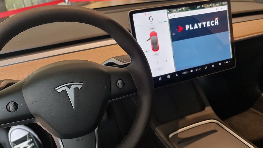 Tesla se află în centrul unui nou scandal legat de sistemul său avansat de asistență la condus, FSD (Full Self-Driving), după un incident petrecut recent, care pare minor la prima vedere, dar care scoate la iveală riscuri grave