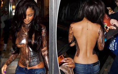 Ținuta cu țesălău din piele de șarpe a lui Tyla, sub formă de tatuaj temporar