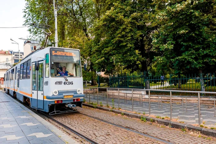 Cadru de reformare a infrastructurii: Tramvaiele liniei 5 nu vor ajunge la Piața Sfântul Gheorghe în perioada reabilitării În contextul modernizării importante a rețelei de tramvaie din Capitală, autoritățile anunță o modificare temporară a traseului liniei 5, una dintre cele mai circulate magistrale din București