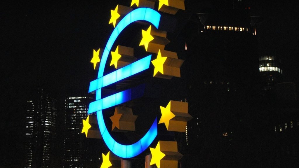 Băncile din România vor fi obligate, în curând, să ofere servicii de transferuri în euro cu o viteză impresionantă, transferuri care vor ajunge în contul beneficiarului în maximum 10 secunde de la momentul inițierii