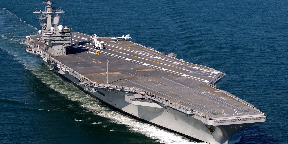 Statele Unite pregătesc o demonstrație clară de forță în Orientul Mijlociu, unde sunt așteptate să desfășoare un al treilea portavion, întărind astfel poziția militară într-o regiune tensionată, încărcată de conflicte și interese geopolitice