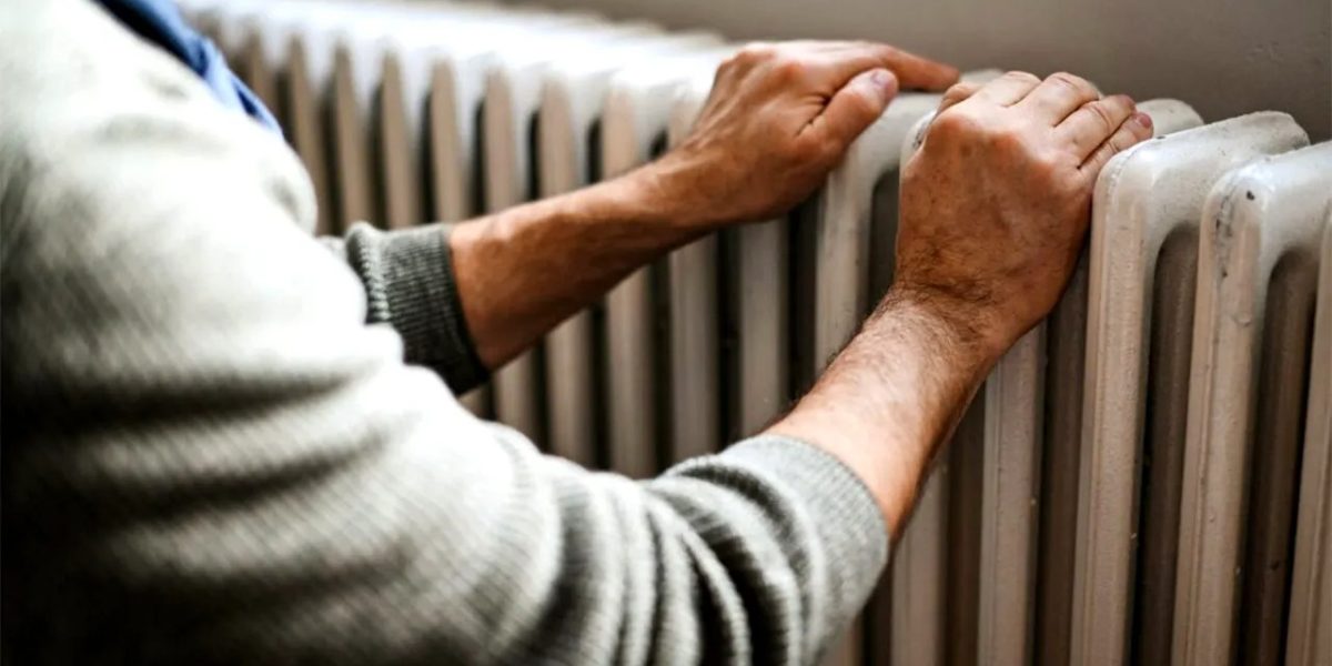 Uita-de-folia-de-aluminiu.-Inventia-profesionistilor-pentru-a-face-caloriferele-sa-se-incalzeasca-ma.jpeg - StiriAlese