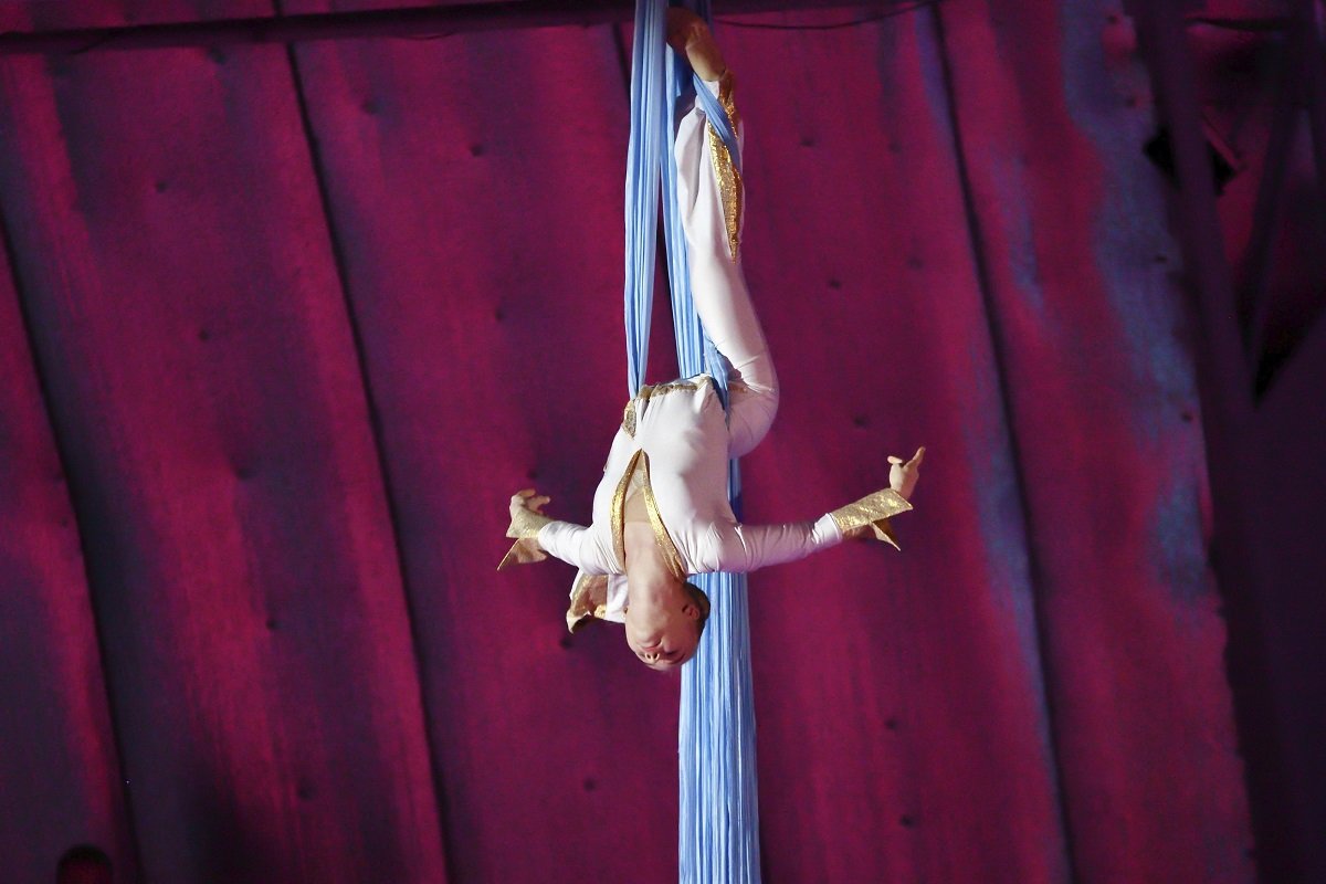 Accident grav laCircul din București: acrobată de pe Roata Morții cade de la patru metri în timpul unui spectacol public Un spectacol înfiorător a zguduit scena circului de la București, după ce o acrobată în vârstă de 58 de ani a suferit o cădere dramatică de pe Roata Morții, în timpul unui număr care părea să fie unul obișnuit