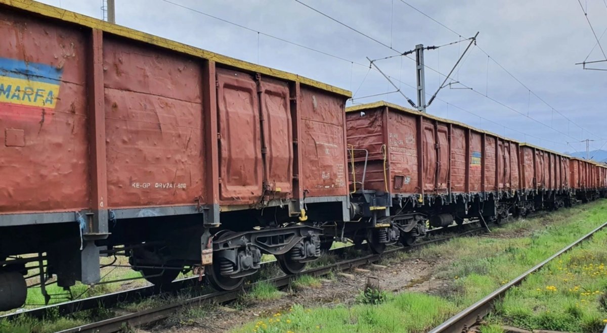 Un adolescent a rămas captiv în urma unui incident grav petrecut duminică după-amiază în zona Haltei de Mișcare Chiajna, în apropierea liniei 6, pe traseul București-Ilfov, în timp ce încerca să urce pe un vagon al unui tren de marfă