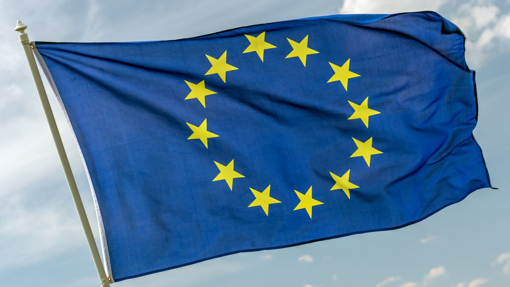 UE interzice termenul „friptură vegetală”: un compromis pentru protejarea fermierilor tradiționali Un nou regulament adoptat recent de Uniunea Europeană a pus capăt utilizării termenului „friptură” pentru produsele pe bază de plante, decizie care a stârnit dezbateri intense în rândul industriei alternative de carne și al producătorilor tradiționali