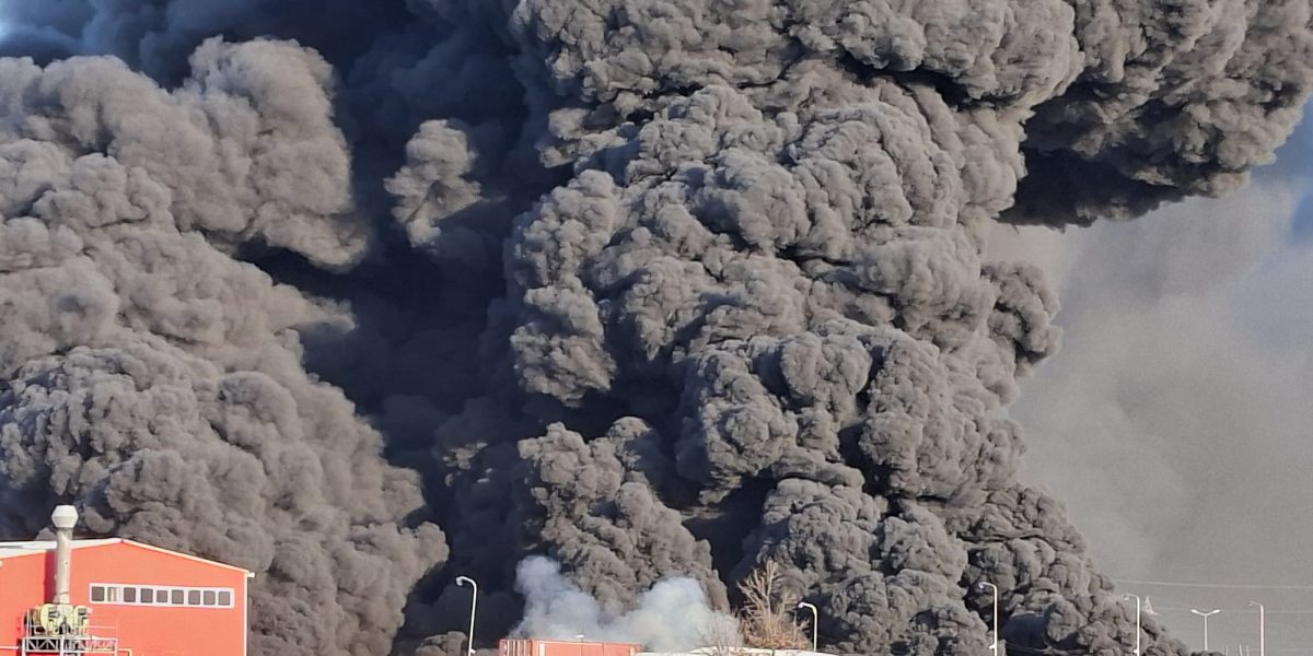 VIDEO Incendiu cu degajări mari de fum la o fabrică de polistiren din Arad. Mesaj RO-ALERT pentru populație