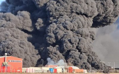 Viitură de fum și incendiu la o fabrică de polistiren în Arad. RO-ALERT emis