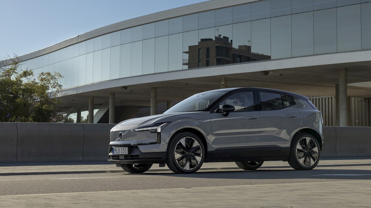 Volvo anunță o rechemare semnificativă pentru modelele sale electrice, în special pentru noul SUV compact Volvo EX30, în contextul unor riscuri potențiale legate de baterii