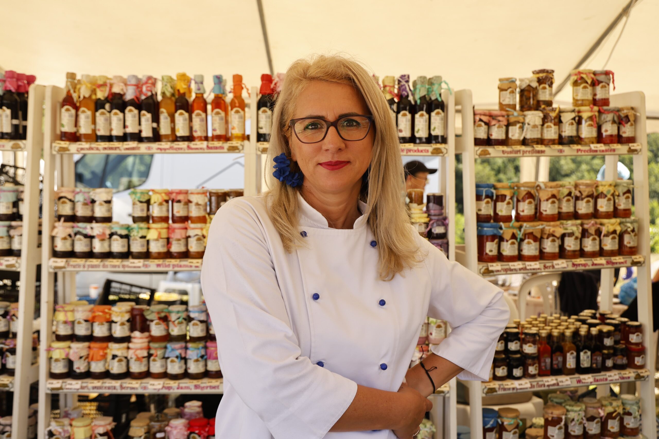 Drumul către Poiana Fermecată nu începe cu o semnătură de brand sau o strategie de marketing, ci cu o simplă destinație plină de povești