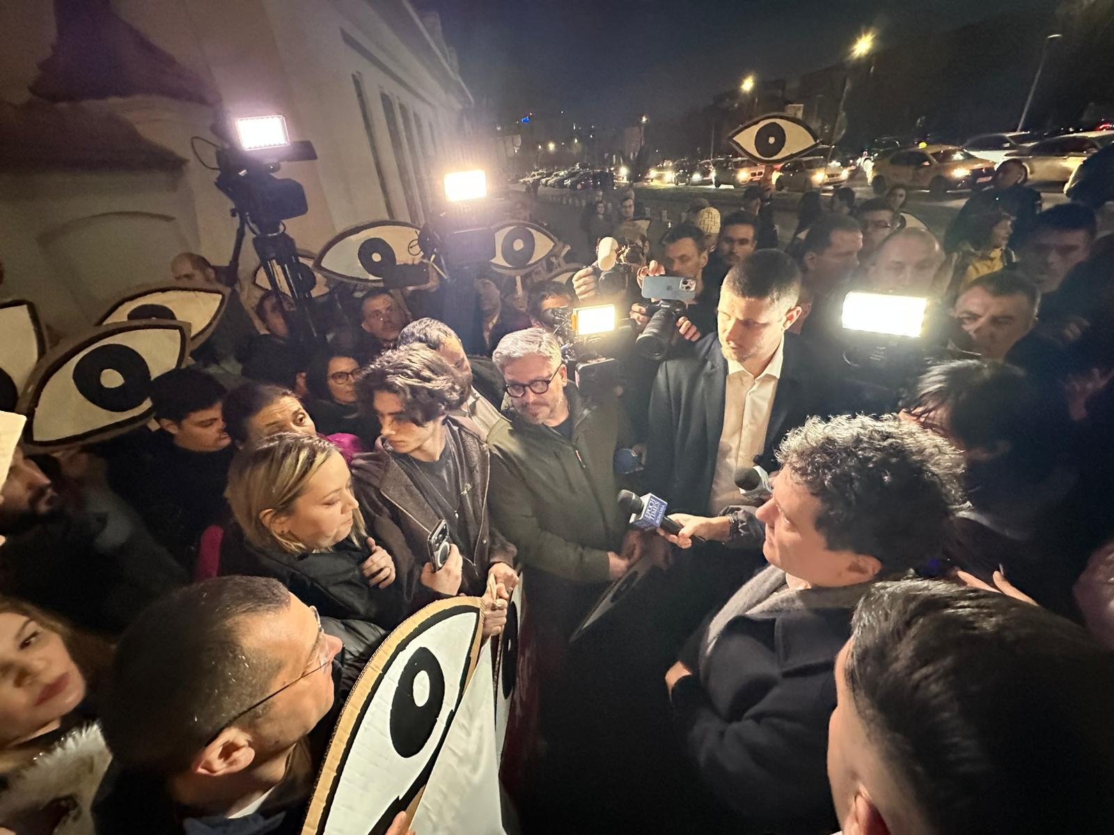 Protest în fața Palatului Cotroceni: Comunitățile civice cer transparență și reformă în sistemul judiciar Activismul civic face din nou val printr-un protest spontan organizat în fața Palatului Cotroceni, unde mai multe organizații și inițiative civice au reclamat numirea unor magistrați controversați în funcții de conducere ale marilor parchete din țară