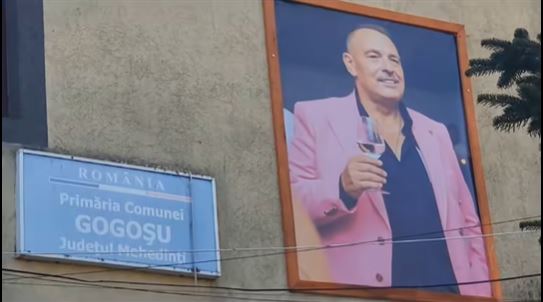 Primăria din Gogoșu, Mehedinți, îmbracă straie de omagiu pentru fostul edil O imagine plină de simbolism și nostalgie a fost amplasată recent pe fațada primăriei din Gogoșu, un sat din sud-vestul județului Mehedinți