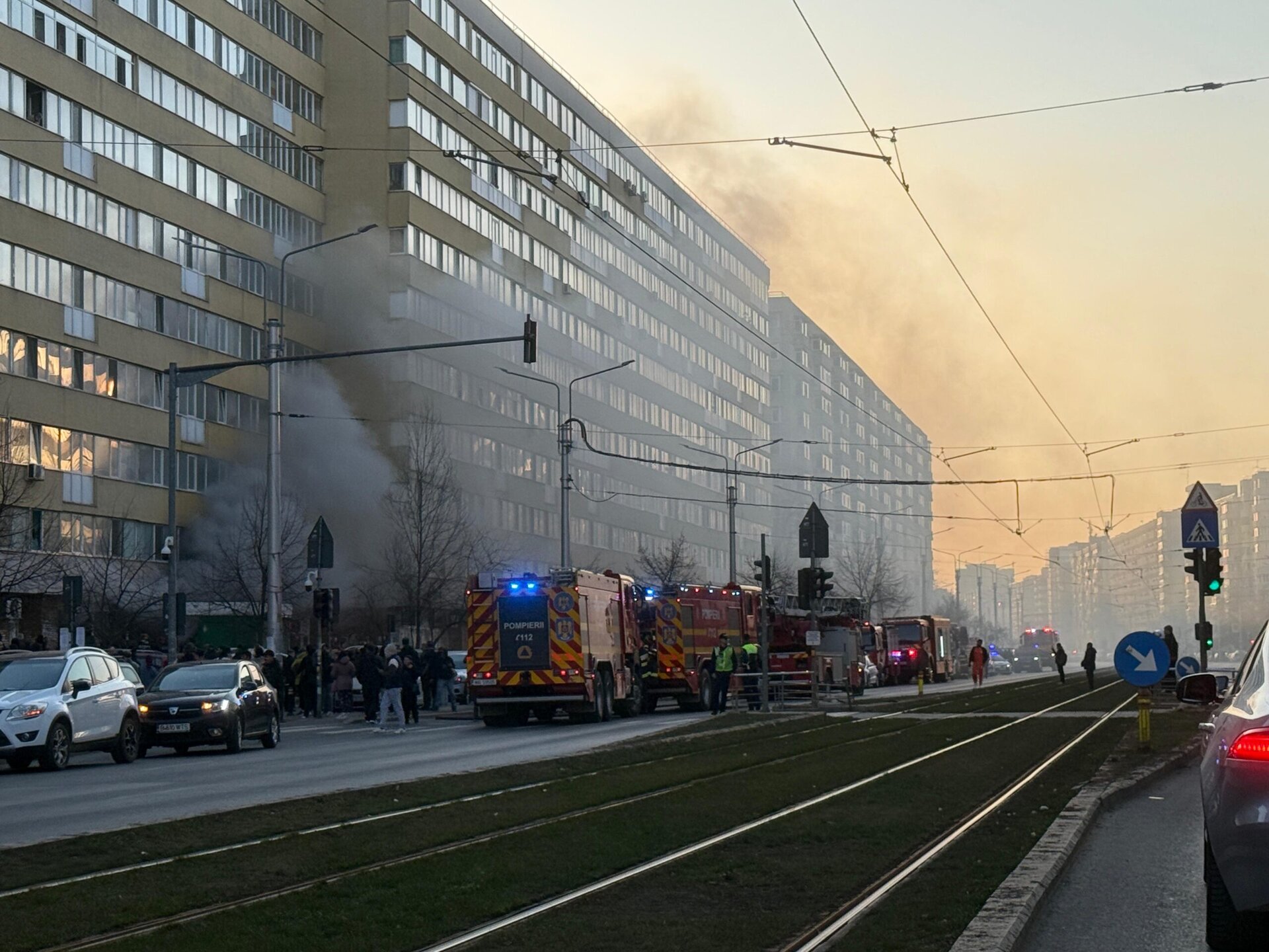 Incendiu la parterul unui bloc de pe Șoseaua Pantelimon, provocând alarmă printre locatari și autorități Un incendiu izbucnit la parterul unui bloc de pe Șoseaua Pantelimon a generat îngrijorare și mobilizare de urgență