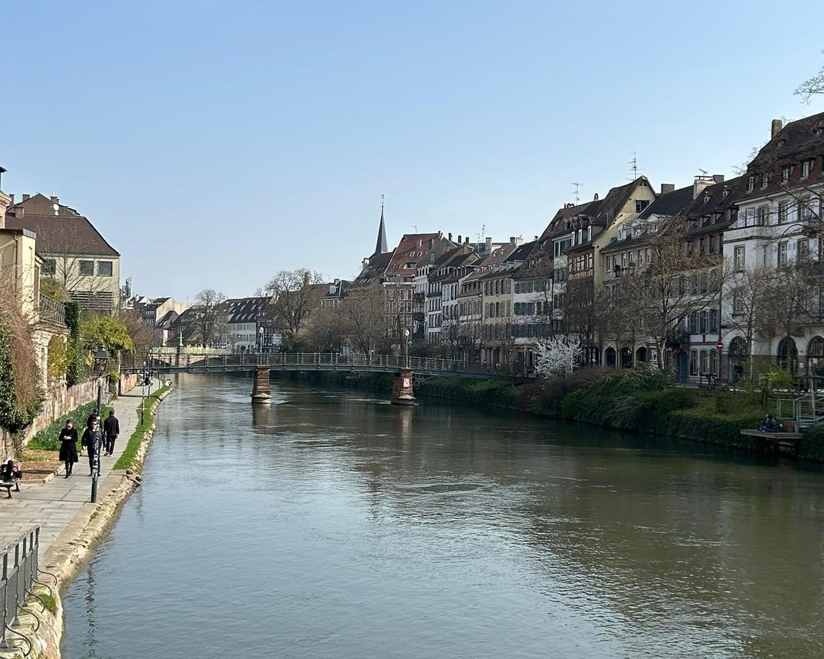 Strasbourg, un oraș cu un farmec aparte, îți dezvăluie nu doar frumusețile medievale, ci și o atmosferă de liniște relativ neașteptată pentru un oraș european central