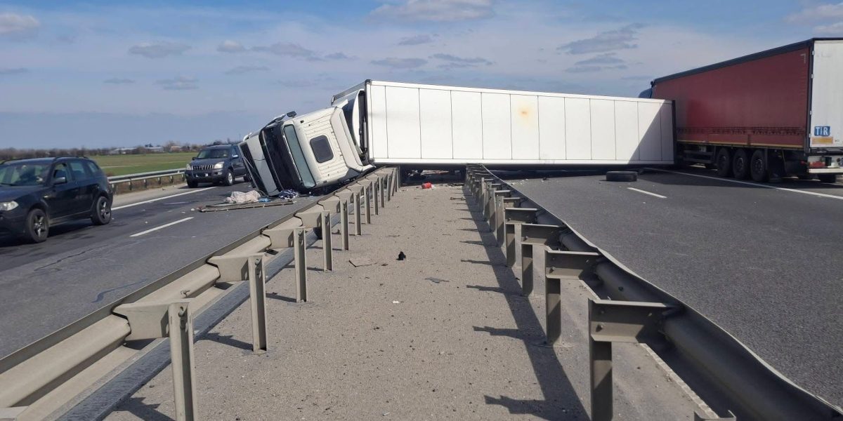 TIR răsturnat pe A3, trafic blocat pe ambele sensuri