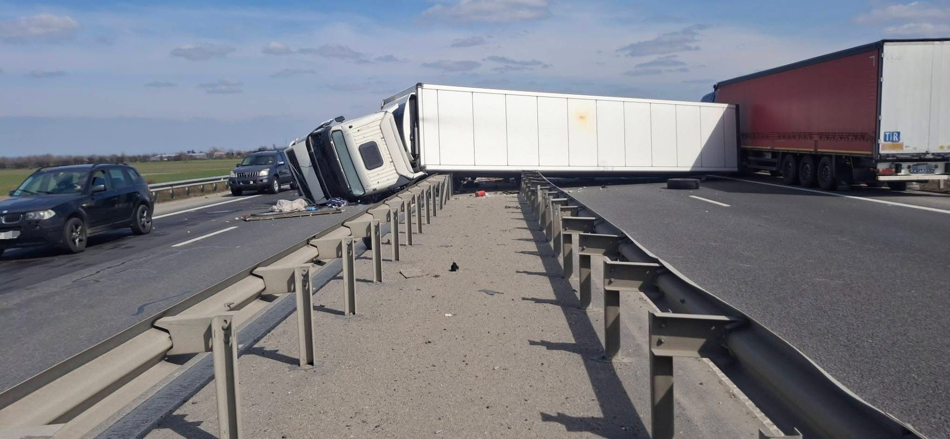 TIR răsturnat pe A3, trafic blocat pe ambele sensuri
