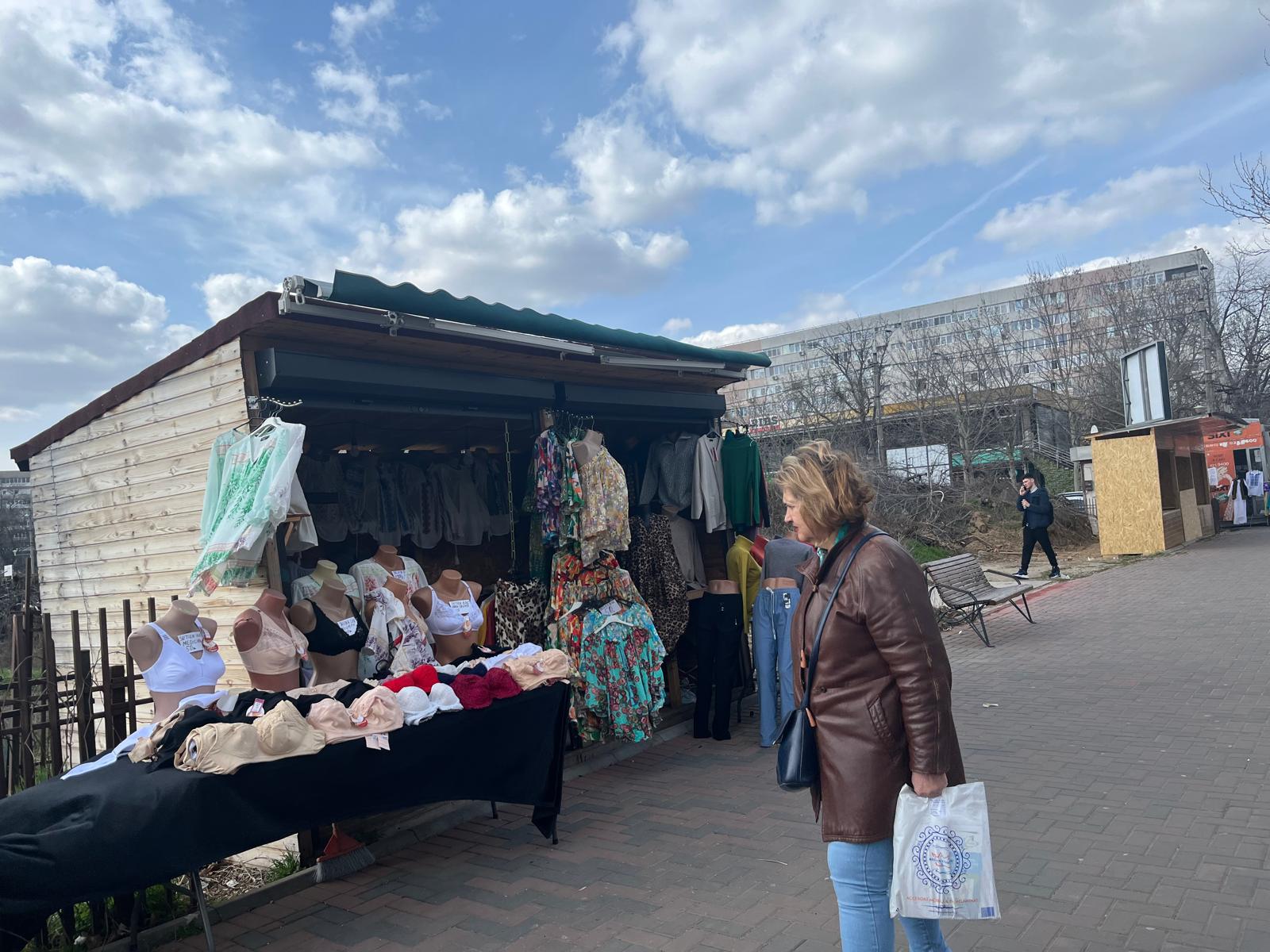 Extinderea comerțului stradal în Parcul IOR: un nou val de tarabe și controverse Zona din jurul Parcului IOR, în sectorul 3 al Capitalei, devine tot mai aglomerată de comercianți ambulanți, în ciuda măsurilor luate de autorități