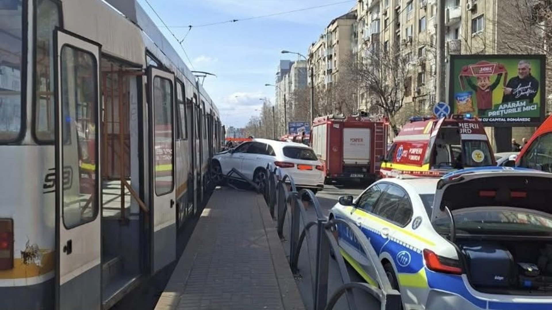 Un accident grav s-a soldat joi după-amiază în Capitală, pe bulevardul Octavian Goga, în urma căruia două persoane au fost rănite și circulația tramvaielor a fost temporar întreruptă