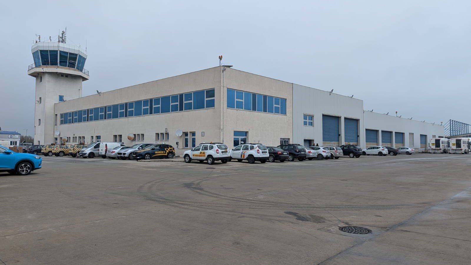 O nouă stație ITP autorizată la Aeroportul „Henri Coandă” aduce mai multă comoditate și eficiență în inspecțiile tehnice ale vehiculelor Într-un demers menit să optimizeze serviciile pentru pasageri, angajați și operatorii de pe platforma Aeroportului Internațional „Henri Coandă”, Compania Națională Aeroporturi București a inaugurat recent o stație autorizată de Registrul Auto Român (RAR) pentru Inspecția Tehnică Periodică (ITP)