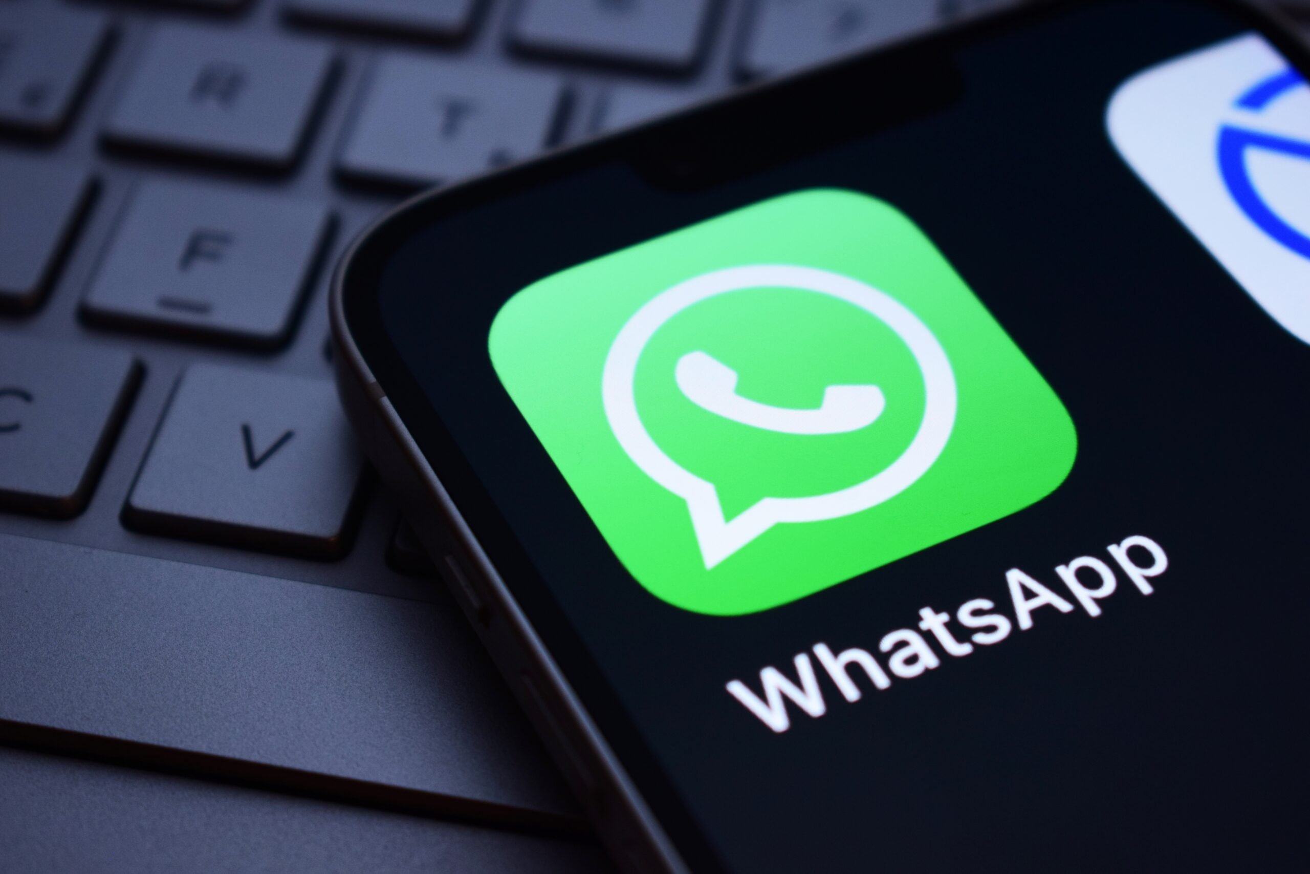 WhatsApp pregătește o versiune plătită, dar rămâne fidel utilizatorilor care doresc doar funcții fundamentale gratuite Pentru milioane de utilizatori din întreaga lume, WhatsApp a devenit un instrument indispensabil pentru comunicare rapidă și sigură
