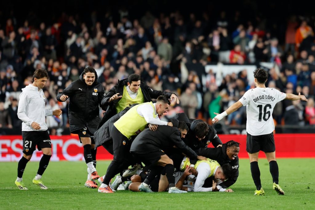 Valencia a reușit o revenire spectaculoasă în minutul 98, obținând o victorie dramatică 3-2 în fața celor de la Alavés, într-un meci plin de dramatism și emoție la Mestalla
