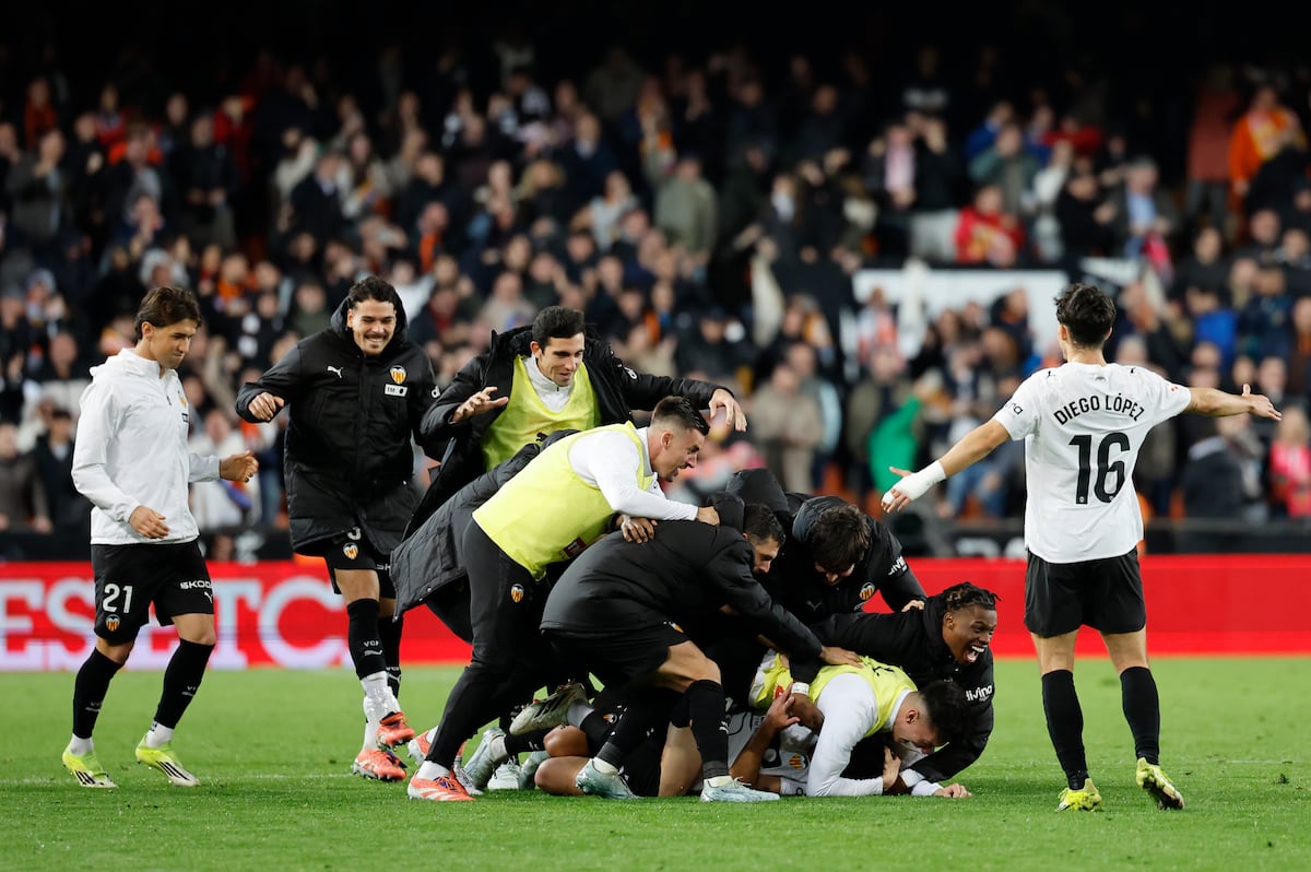 Valencia a reușit o revenire spectaculoasă în minutul 98, obținând o victorie dramatică 3-2 în fața celor de la Alavés, într-un meci plin de dramatism și emoție la Mestalla