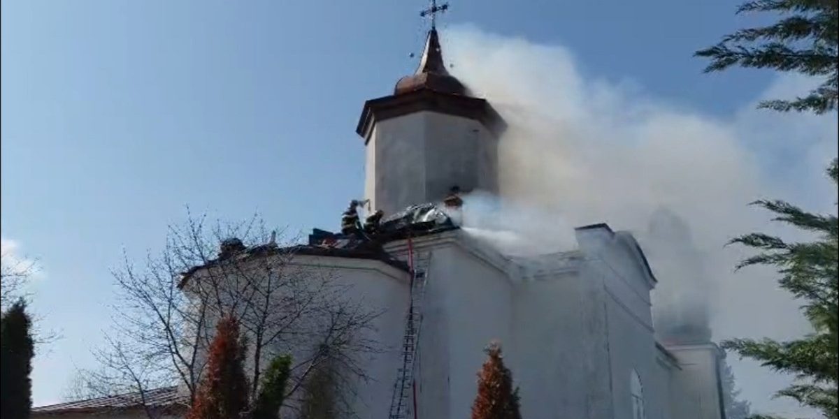 Incendiu la biserica din Prahova, enoriași evacuați și trafic restricționat pe DN1