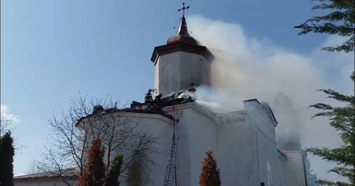 Incendiu la biserica din Prahova, enoriași evacuați și trafic restricționat pe DN1