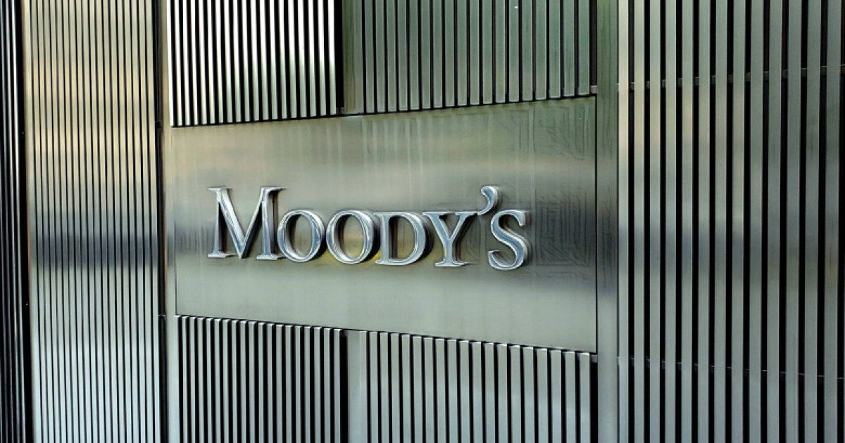 Moody’s menține perspectiva negativă pentru ratingul României, invocând riscuri crescute în implementarea reformelor fiscale Agenţia de evaluare financiară Moody’s Ratings a anunţat recent încheierea celei mai recente analize periodice a ratingurilor ţării noastre, consolidând poziţia României cu un rating pe termen lung de Baa3, cu perspectivă “negativă”