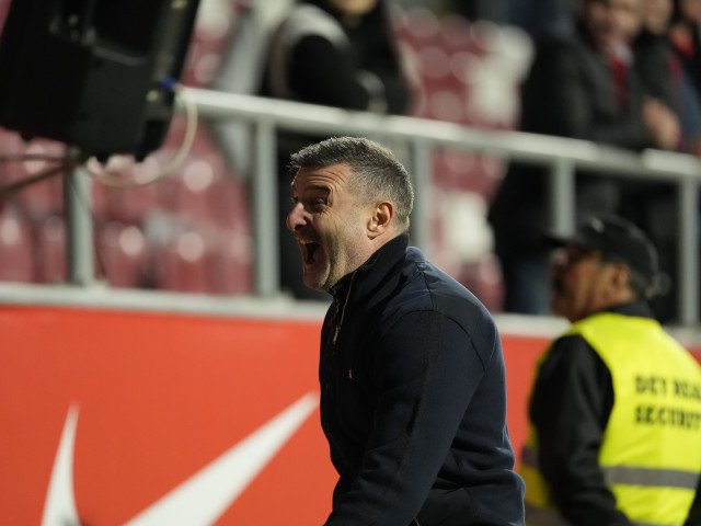 Două oferte pentru antrenorul care a părăsit SuperLiga: una din România, alta din străinătate