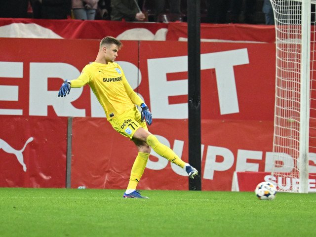 Craiova, 3 aprilie 2023 – Moment de incertitudine și tensiune pe stadionul „Ion Oblemenco” după ce fundașul central al Universității Craiova, Isenko, a părăsit terenul în minutul 45 al duelului cu Dinamo cu o accidentare gravă