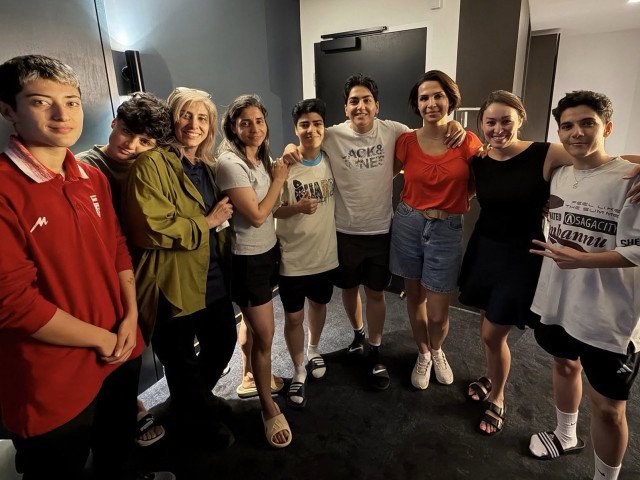 ZGRlYzBiZWM2ZjhhODQzZTdhZWUyOTc5NmNlMmVlOA.thumb_.jpg - StiriAlese