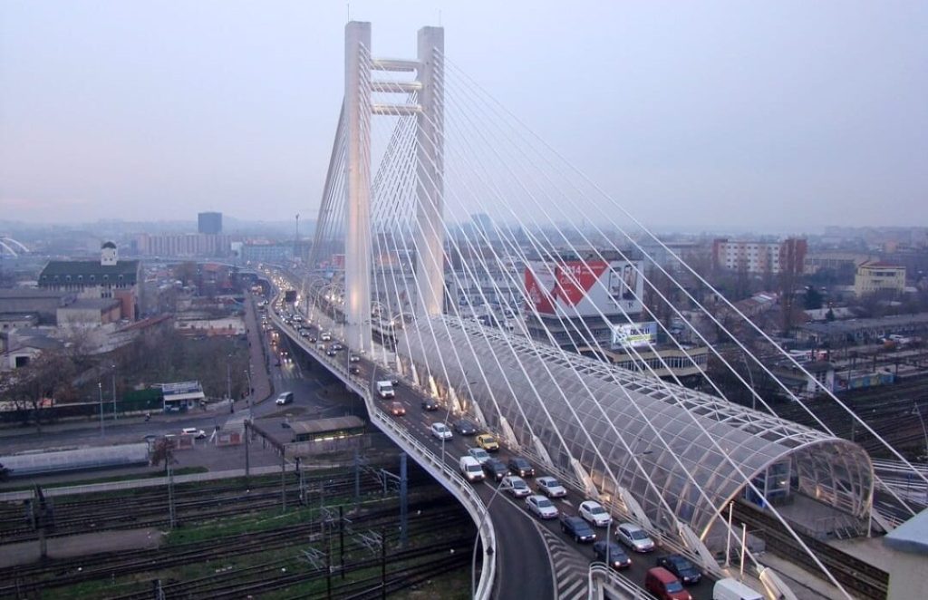 Un val de îngrijorare s-a strecurat printre locuitorii din zona Podului Basarab, din Capitală, pe măsură ce au fost demarate lucrările de consolidare ale pasajului