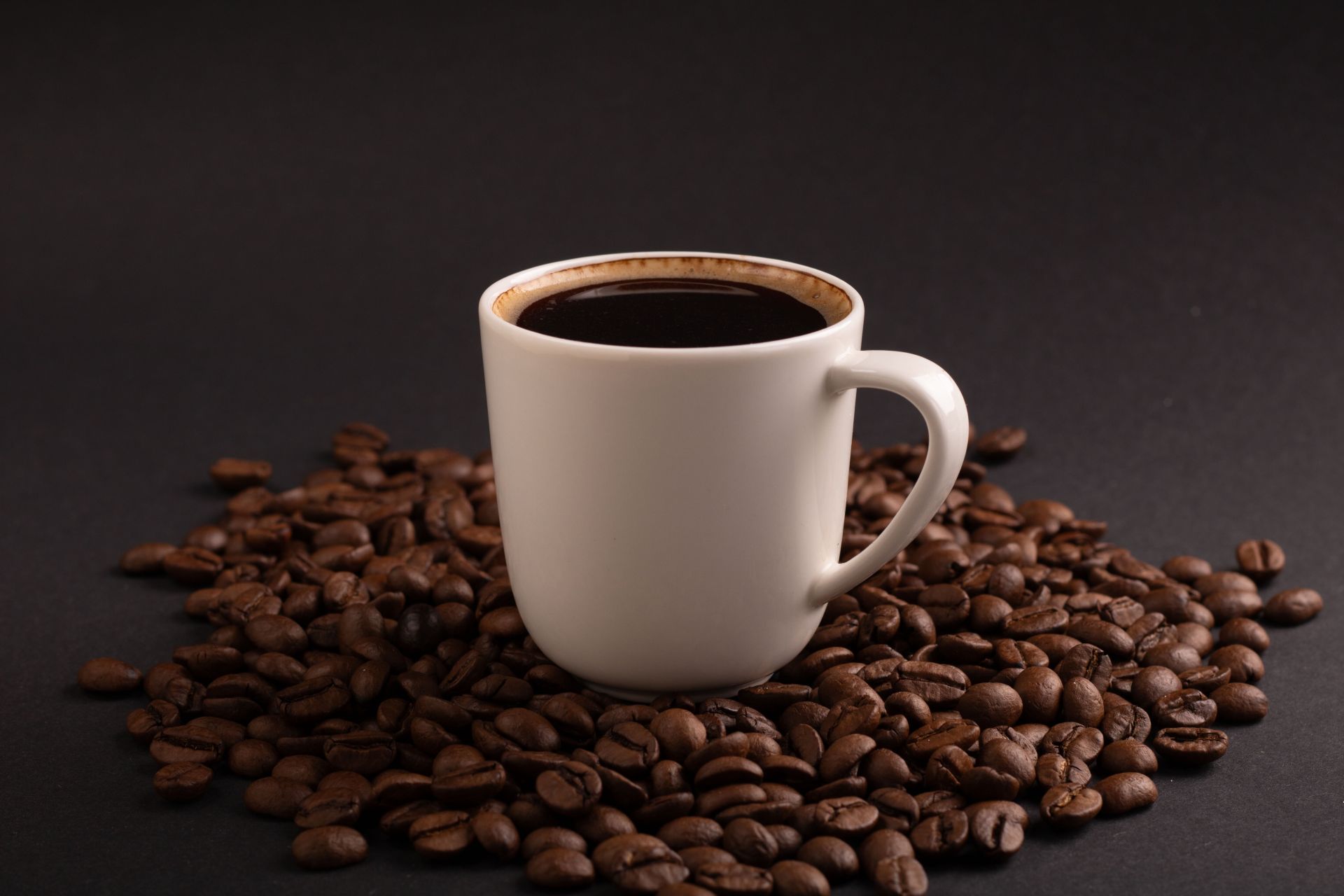 Când și unde a fost descoperită cafeaua? O legendă milenară încă învăluie originile unei băuturi care a devenit simbol global al socializării și energiei